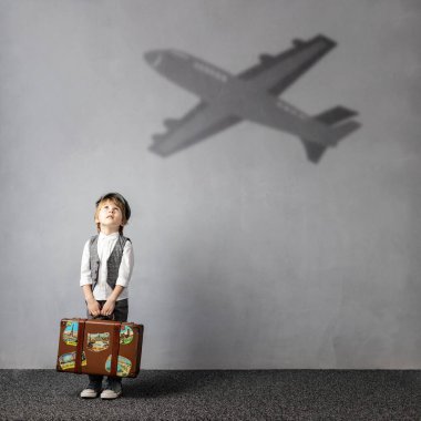 Seyahat hayali kuran mutlu çocuk. Yaz tatili kavramı