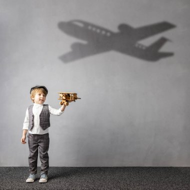 Seyahat hayali kuran mutlu çocuk. Yaz tatili kavramı