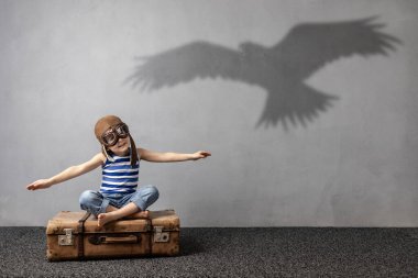 Seyahat hayali kuran mutlu çocuk. Yaz tatili kavramı