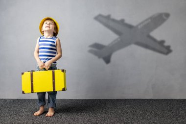 Seyahat hayali kuran mutlu çocuk. Yaz tatili kavramı