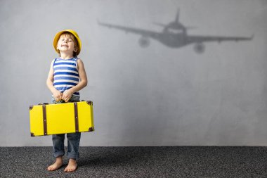 Seyahat hayali kuran mutlu çocuk. Yaz tatili kavramı