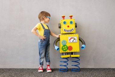 Oyuncak robotlu mutlu çocuk. Evde oynayan komik çocuk. Eğitim, yaratıcı, yapay zeka ve yenilik teknolojisi kavramı
