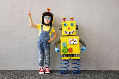 Oyuncak robotlu mutlu çocuk. Evde oynayan komik çocuk. Eğitim, yaratıcı, yapay zeka ve yenilik teknolojisi kavramı