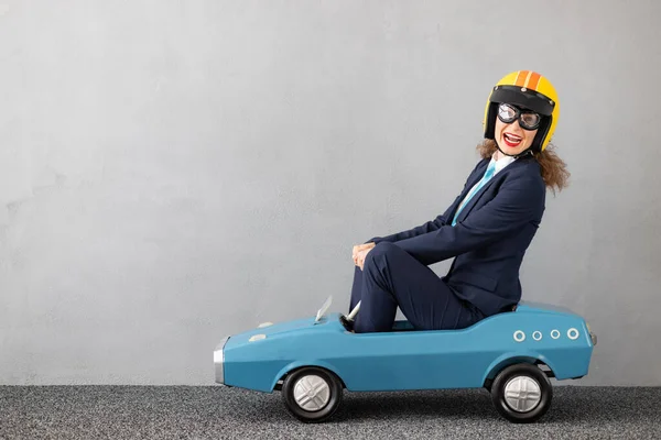 Sukces Bizneswoman Prowadzącej Zabawkowy Samochód Zewnątrz Zabawna Młoda Kobieta Tle — Zdjęcie stockowe