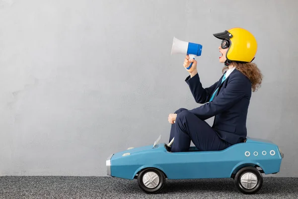 Succesvolle Zakenvrouw Rijden Speelgoed Auto Buiten Grappige Jonge Vrouw Schreeuwt — Stockfoto