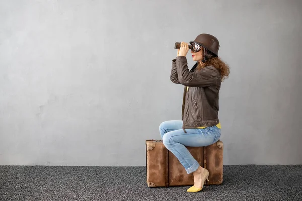 Jovem Está Pronta Para Viajar Mulher Engraçada Sentada Mala Retro — Fotografia de Stock