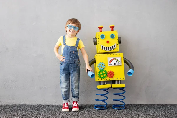 Niño Feliz Con Robot Juguete Chico Gracioso Jugando Casa Concepto — Foto de Stock