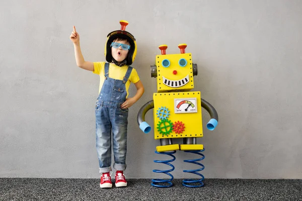 Niño Feliz Con Robot Juguete Chico Gracioso Jugando Casa Concepto —  Fotos de Stock