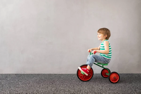 Glückliches Kind Auf Einem Oldtimer Trike Vor Grauem Betonwandhintergrund Mit — Stockfoto