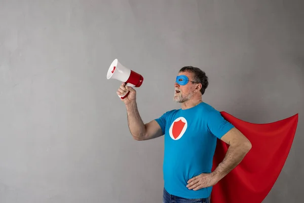 Sénior Vestindo Traje Super Herói Contra Fundo Parede Concreto Cinza — Fotografia de Stock