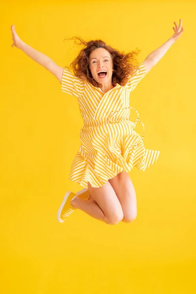 Mulher Feliz Saltando Contra Fundo Verão Amarelo Retrato Uma Jovem — Fotografia de Stock