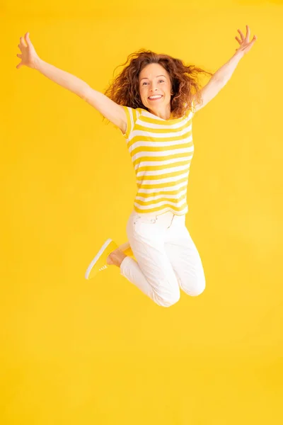 Glückliche Frau Springt Vor Gelbem Sommerhintergrund Porträt Einer Fröhlichen Jungen — Stockfoto