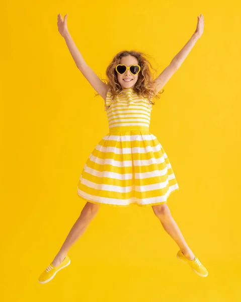 Criança Feliz Pulando Contra Fundo Verão Amarelo Retrato Menina Alegre — Fotografia de Stock