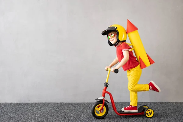 Glückliches Kind Das Mit Einer Rakete Aus Spielzeugpapier Vor Grauer — Stockfoto
