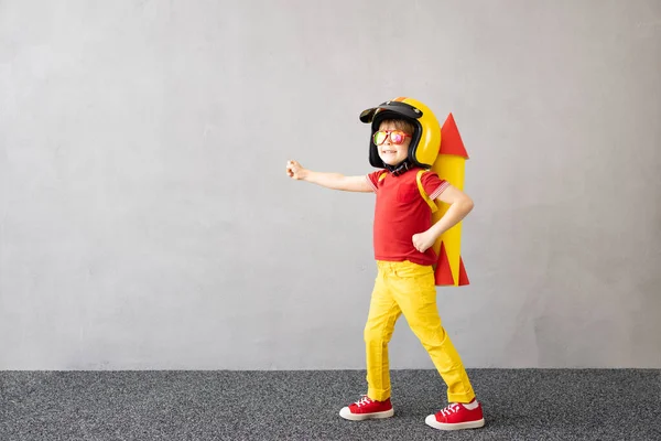Glad Barn Leker Med Leksakspapper Raket Mot Grå Betong Vägg — Stockfoto
