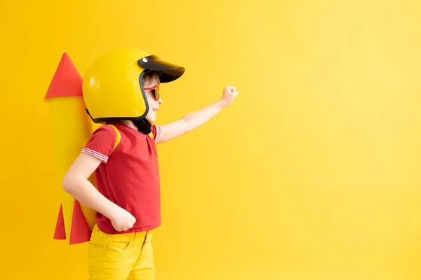 Ευτυχισμένο Παιδί Παίζει Πύραυλο Παιχνίδι Κίτρινο Φόντο Παιδί Διασκεδάζει Φαντασία — Φωτογραφία Αρχείου
