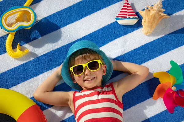 快乐的孩子躺在户外条纹毛巾上 小孩的头像 有趣的婴儿笑了 暑假的概念 — 图库照片