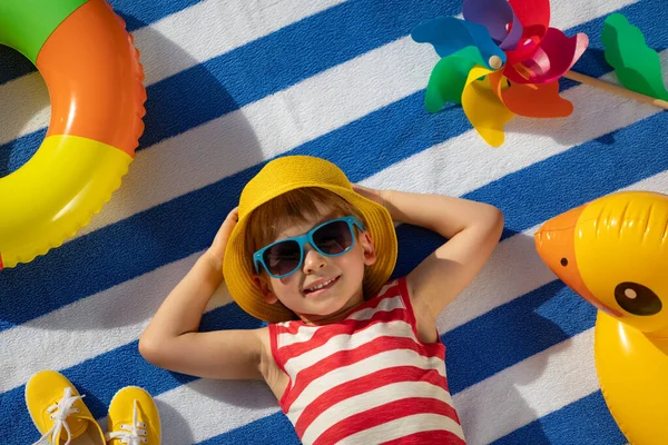 Gelukkig Kind Liggend Gestreepte Handdoek Buiten Bovenaanzicht Portret Van Kind — Stockfoto