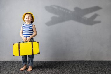Seyahat hayali kuran mutlu çocuk. Yaz tatili kavramı