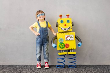 Oyuncak robotlu mutlu çocuk. Evde oynayan komik çocuk. Eğitim, yaratıcı, yapay zeka ve yenilik teknolojisi kavramı