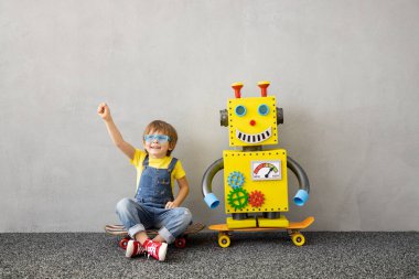 Oyuncak robotlu mutlu çocuk. Evde oynayan komik çocuk. Eğitim, yaratıcı, yapay zeka ve yenilik teknolojisi kavramı