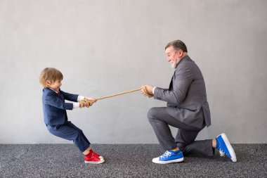 Komik çocuk ve kıdemli adam iş adamı gibi davranıyorlar. Büyükbaba ve çocuk evde oynuyor. Eğitim, girişim ve iş fikri