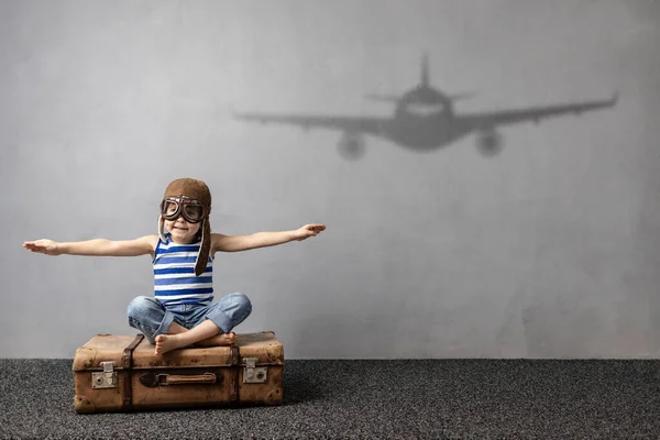 Niño Feliz Soñando Con Viajar Concepto Vacaciones Verano —  Fotos de Stock