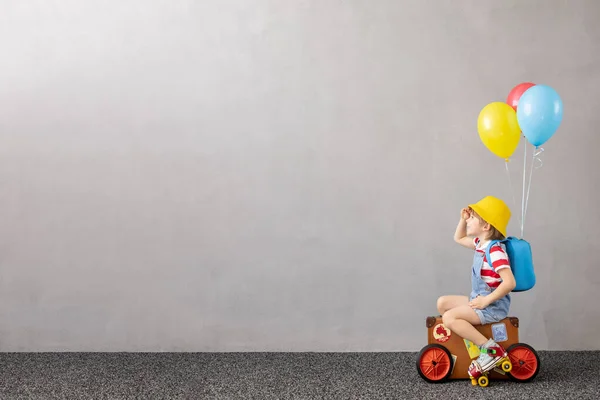 Kind Gibt Sich Als Reisender Aus Kind Hat Spaß Hause — Stockfoto