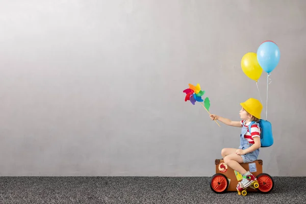 Kind Gibt Sich Als Reisender Aus Kind Hat Spaß Hause — Stockfoto