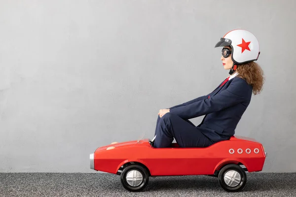 Erfolgreiche Geschäftsfrau Fährt Spielzeugauto Freien Lustige Junge Frau Vor Betonmauer — Stockfoto