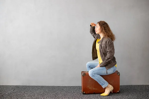 Joven Está Lista Para Viajar Mujer Divertida Sentada Maleta Retro — Foto de Stock