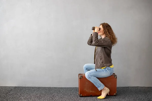 Junge Frau Ist Bereit Reisen Lustige Frau Sitzt Auf Retro — Stockfoto