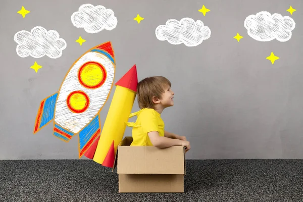 Niño Feliz Con Cohete Papel Juguete Quiere Volar Chico Gracioso — Foto de Stock