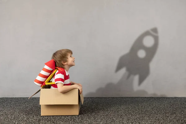 Enfant Heureux Avec Jouet Fusée Papier Veut Voler Gamin Drôle — Photo