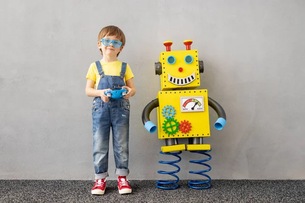 Glückliches Kind Mit Spielzeugroboter Lustiges Kind Das Hause Spielt Bildung — Stockfoto