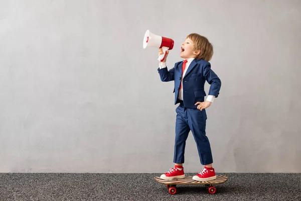 Criança Feliz Vestindo Terno Andar Skate Contra Fundo Parede Concreto — Fotografia de Stock