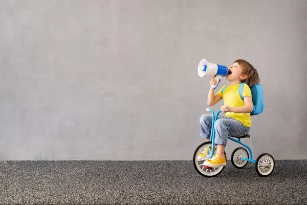 Niño Feliz Montando Triciclo Vintage Contra Fondo Pared Hormigón Gris —  Fotos de Stock