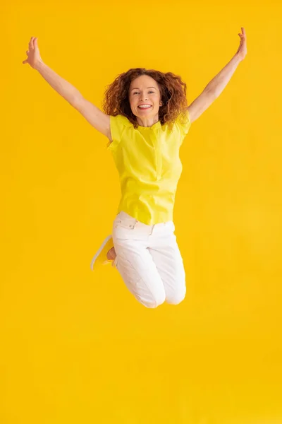 快乐的女人在黄色的夏天背景下跳跃 快乐的年轻女性的画像 成功与胜利的概念 — 图库照片