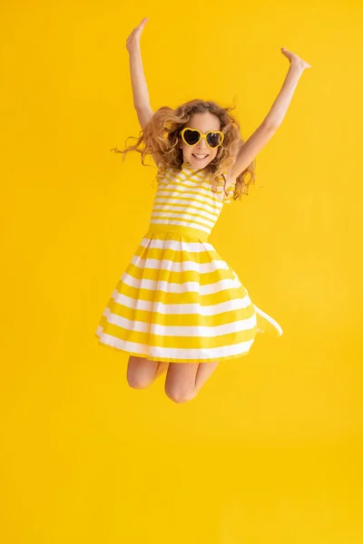 Gelukkig Kind Springen Tegen Gele Zomer Achtergrond Portret Van Een — Stockfoto