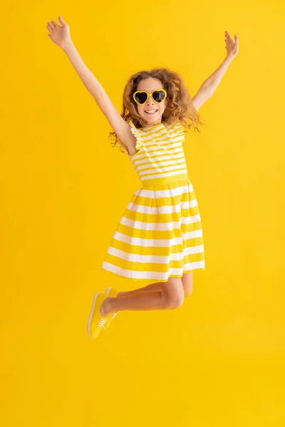 Criança Feliz Pulando Contra Fundo Verão Amarelo Retrato Menina Alegre — Fotografia de Stock