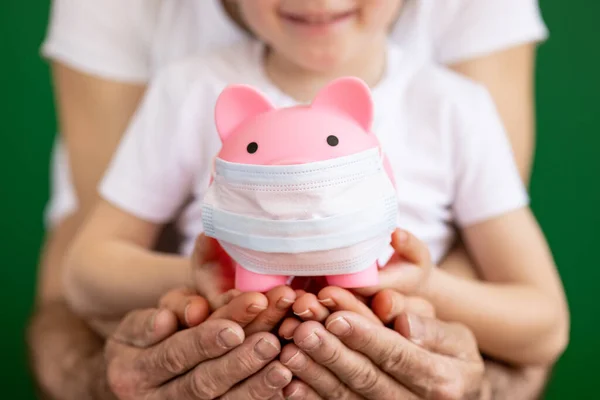 Familia Feliz Sosteniendo Alcancía Con Máscara Protectora Las Manos Negocio — Foto de Stock