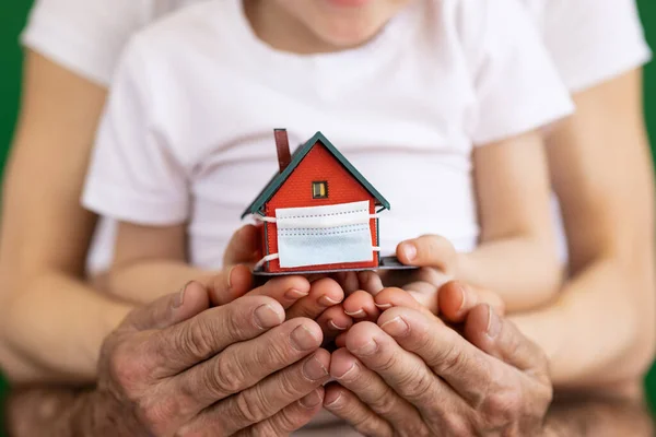 Happy Family Holding House Protective Mask Business Coronavirus Covid Pandemic — Stock Photo, Image