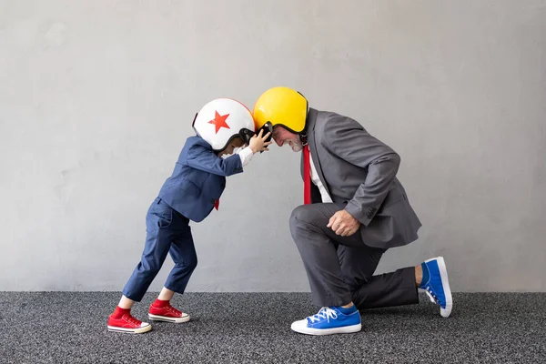 Niño Gracioso Hombre Mayor Fingen Ser Hombres Negocios Abuelo Niño — Foto de Stock