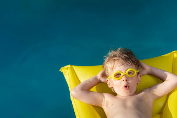 Criança Feliz Nadando Piscina Miúdo Divertir Nas Férias Verão Conceito — Fotografia de Stock
