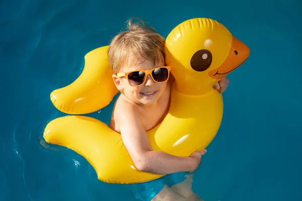 Criança Feliz Nadando Piscina Miúdo Divertir Nas Férias Verão Conceito — Fotografia de Stock