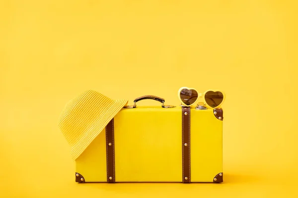 Vintage Βαλίτσα Κίτρινο Φόντο Καλοκαιρινές Διακοπές Και Ταξίδια Έννοια — Φωτογραφία Αρχείου