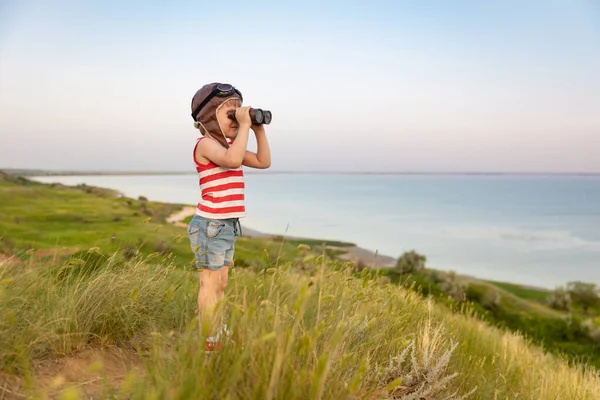 Gelukkig Kind Tegen Blauwe Zee Lucht Achtergrond Grappig Kind Zomervakantie — Stockfoto