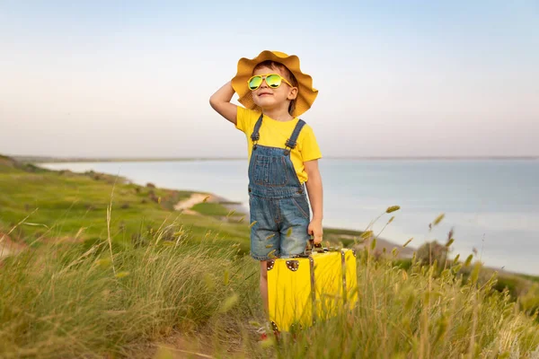 Criança Feliz Contra Fundo Azul Mar Céu Miúdo Engraçado Nas — Fotografia de Stock