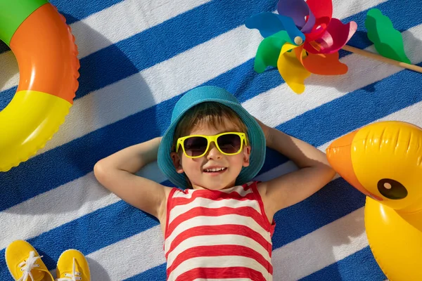 Dışarıda Çizgili Havlunun Üzerinde Yatan Mutlu Çocuk Çocuk Portresi Gülen — Stok fotoğraf