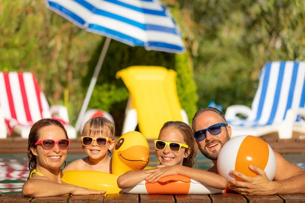 Glückliche Familie Die Spaß Sommerurlaub Hat Vater Mutter Und Kinder — Stockfoto